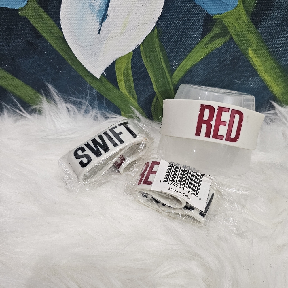 TAYLOR SWIFT OFFICIAL RED TOUR BRACELET BRAND NEW WHITE RUBBER lot of 3